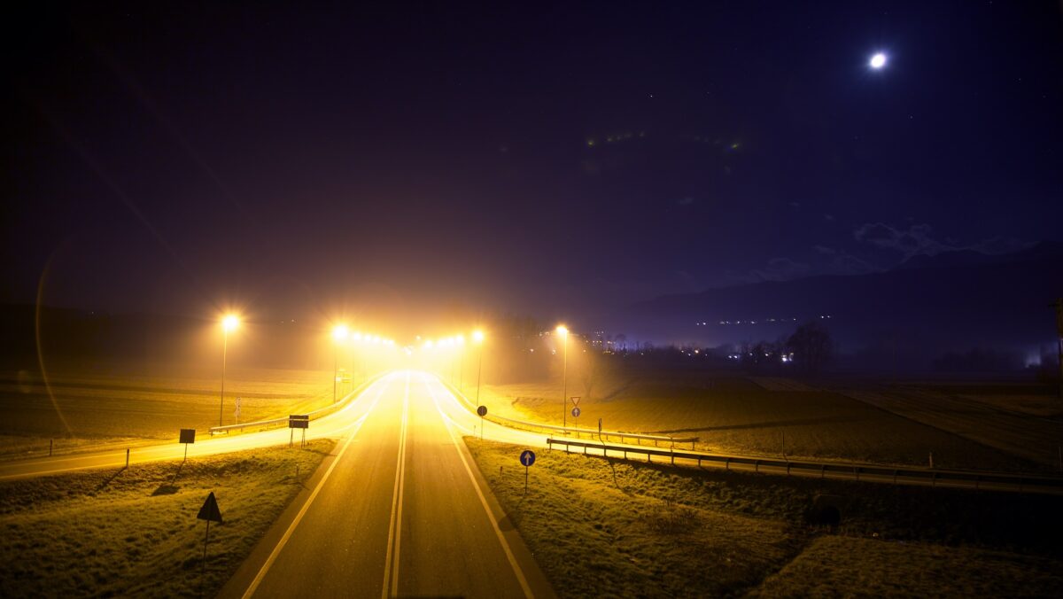 De lampen op de snelweg gaan weer aan: en de natuur dan?