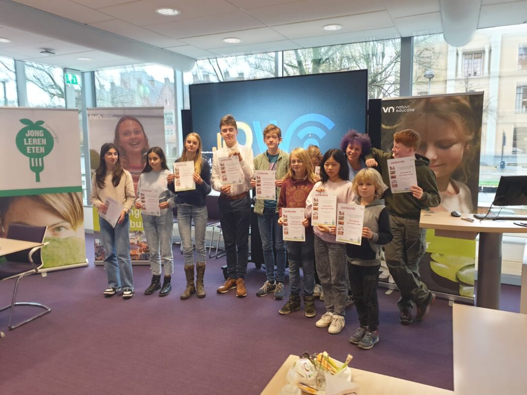 foto van de leerlingen van het Praedinius Gymnasium die met hun gezonde en duurzame kantinesnack van de kantinesnack challenge hebben gewonnen.